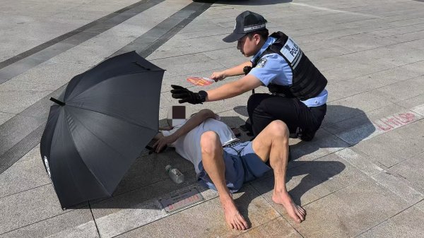 股民之家 七旬老人摔倒后无法动弹 民警烈日下撑伞守护、跪地扇风获点赞 | 看见正能量