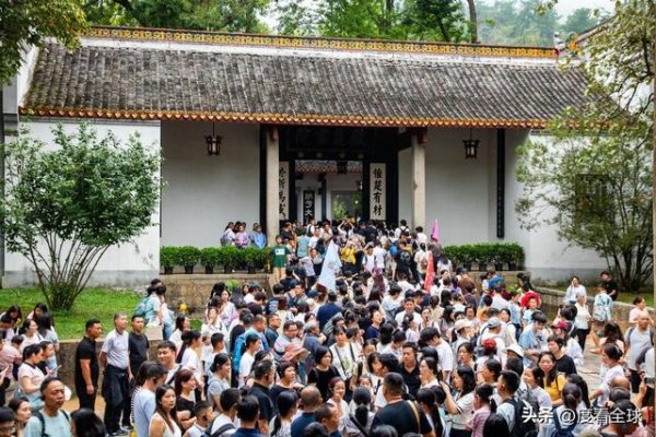 巨富配资 国庆收尾人不撤！岳麓书院热度飙，千年文脉引客来